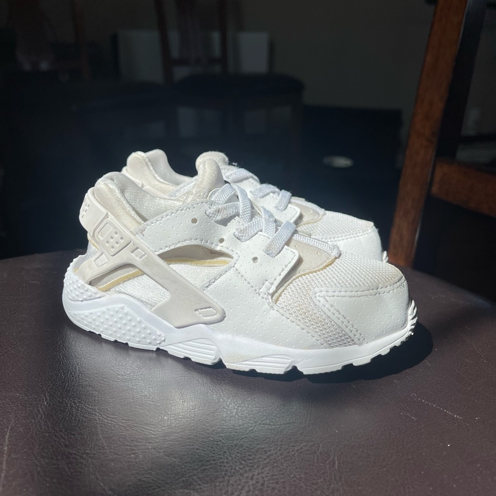 9c NIKE Huarache Triple White Tennis Shoes Huaraches Like new